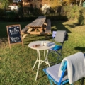 Cafe-Tische im Garten der Glashütte Annenwalde