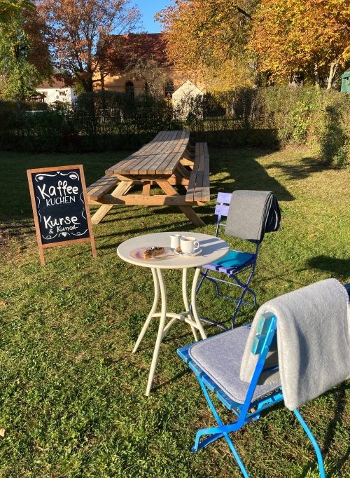 Cafe-Tische im Garten der Glashütte Annenwalde